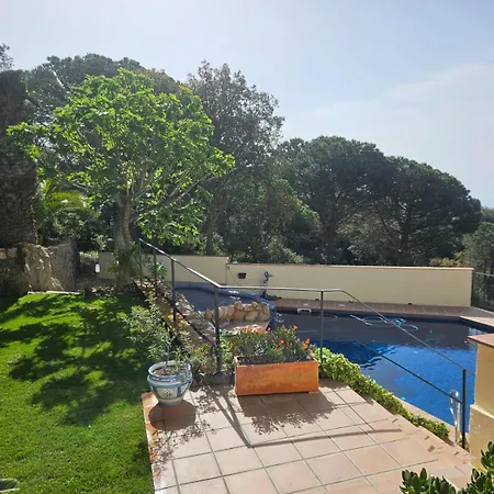 La Roqueta Bed and Breakfast 4*